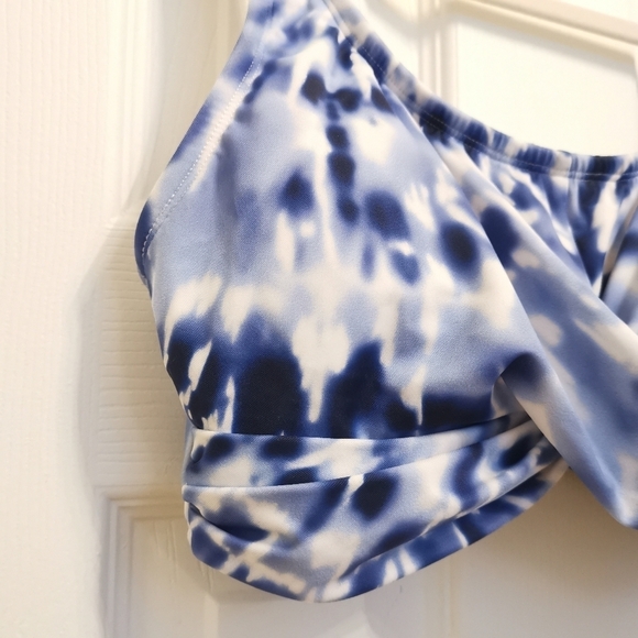 💕2/$20💕 Beach Betty Blue/White Tie Dye Twist Bikini Top - Picture 5 of 10